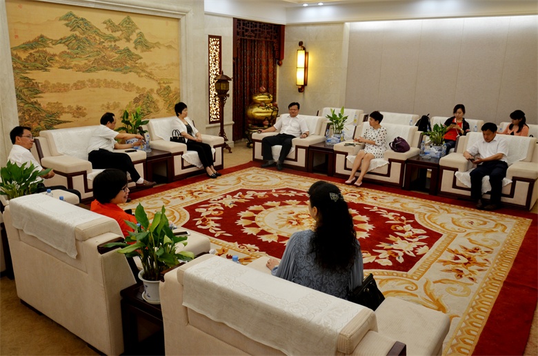 《中国医药报》副总编杨玲玲到千赢国际团举行走下层调研 (1).jpg