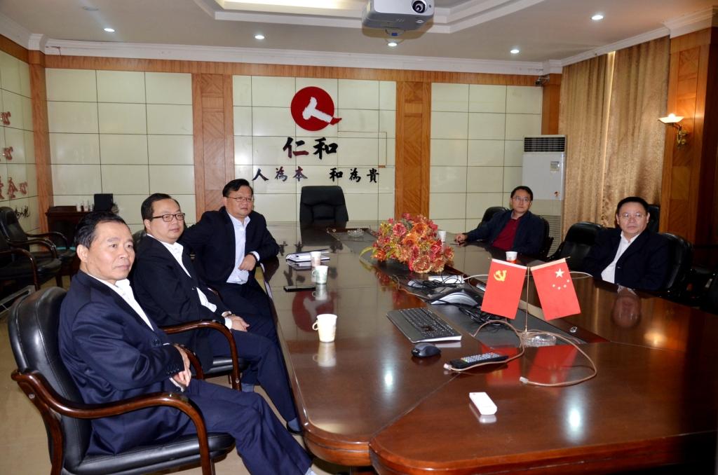 千赢国际团干部员工认真收听收看十九大开幕盛况 (1).jpg