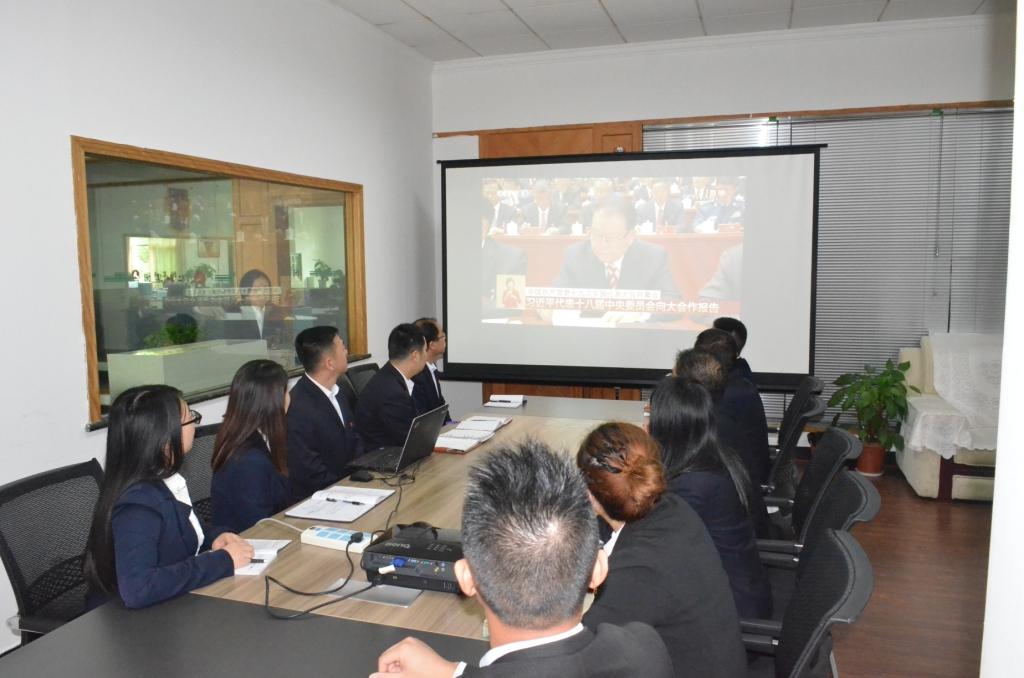 千赢国际团干部员工认真收听收看十九大开幕盛况 (2).jpg